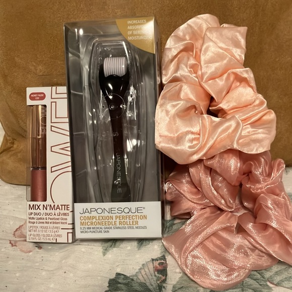 Facial Roller, Lip Duo, Hair Scrunchies (4-Piece) - Picture 2 of 8